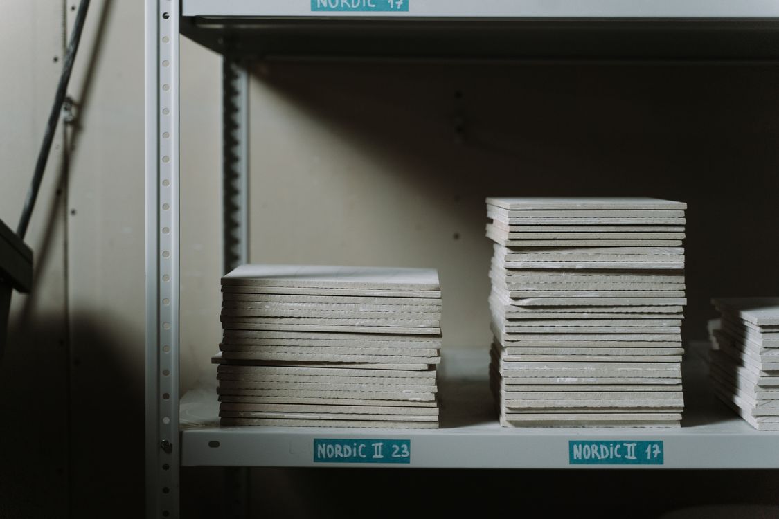 Cómo indicar las dimensiones de materiales de construcción en tus fotos de producto
